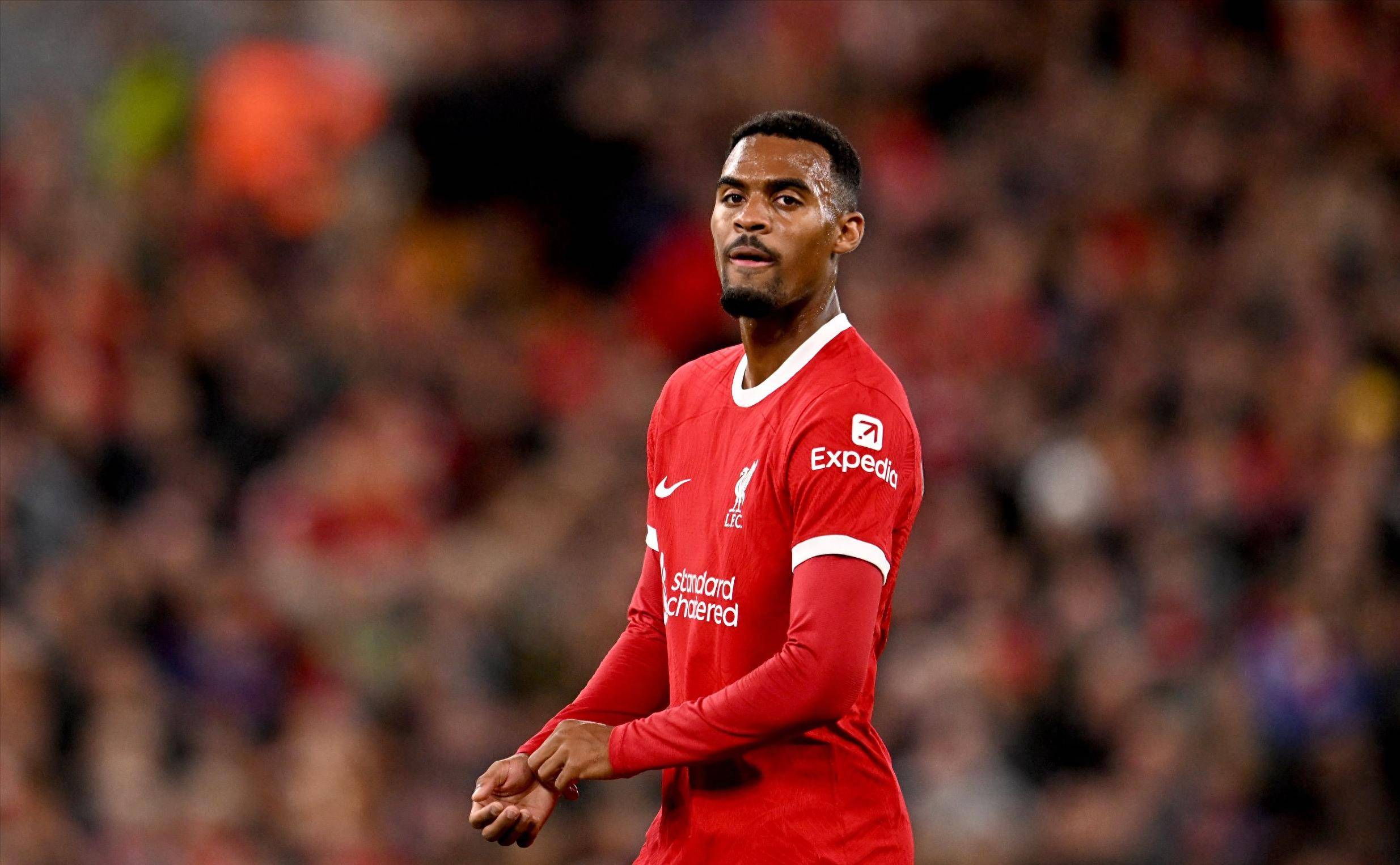 官方：因球迷对阿奇姆彭的歧视言行，成都蓉城被罚款50万元