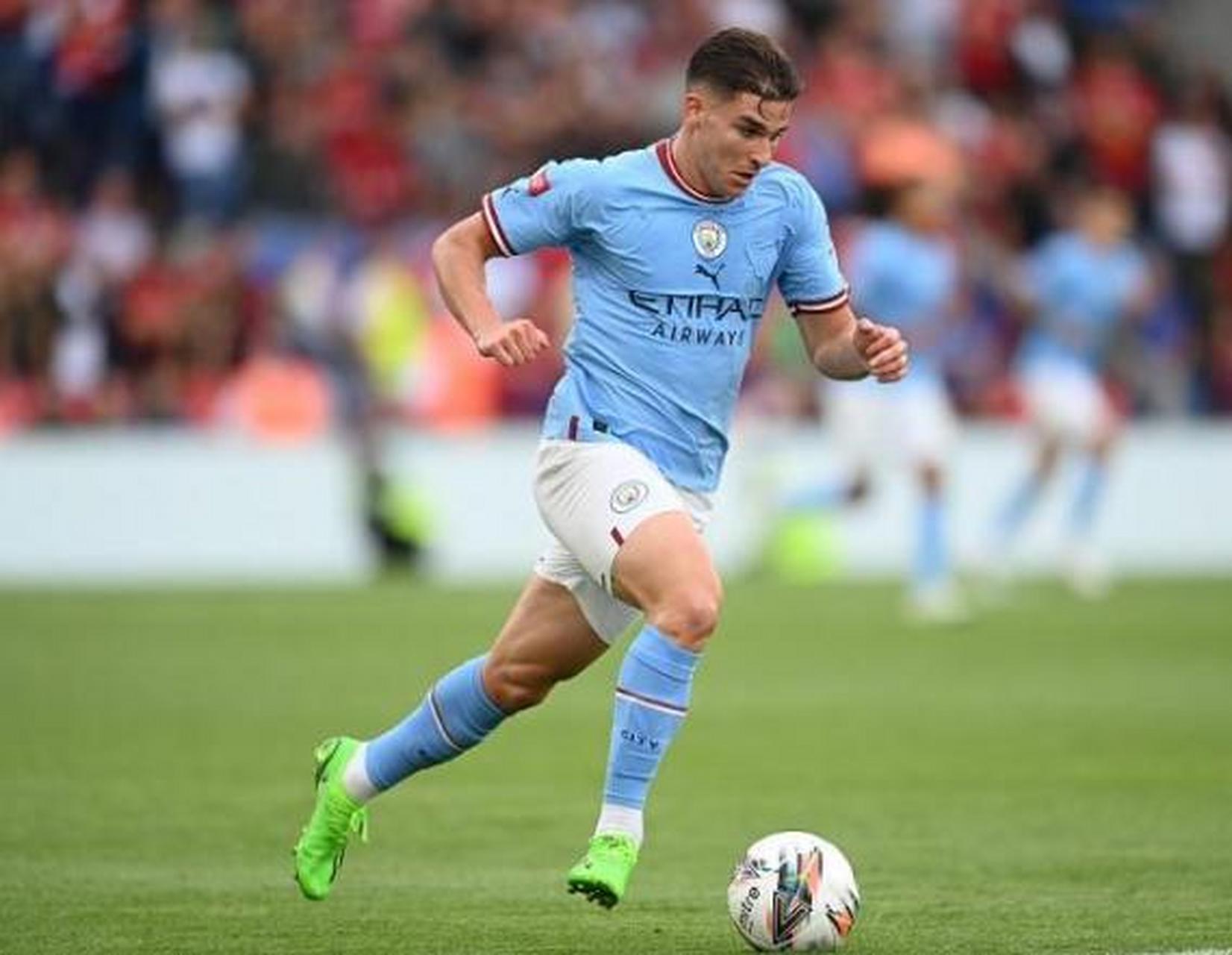 詹姆斯：亚当斯强的离谱，全队人加上教练组、安保才能卡住他（詹姆斯：亚当斯强到离谱，不把全队连同教练组和安保都拉上真拦不住）