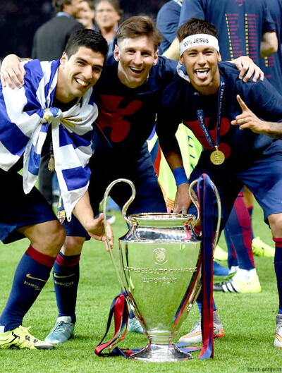 图片报：拜仁三将晒AI生成胡子照片，参与活动呼吁关注男性健康（图片报：拜仁三名球员晒AI合成胡须造型照，参与活动倡导关注男性健康）