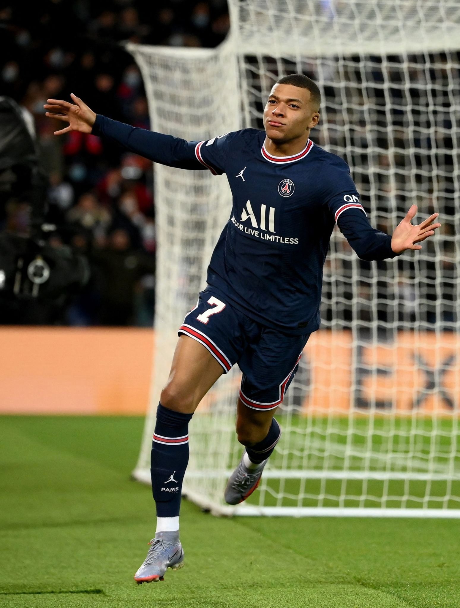 半场：新鹏城1-1成都，安永佳开场闪击，费利佩建功（半场战报：新鹏城与成都1-1，安永佳闪击，费利佩破门）