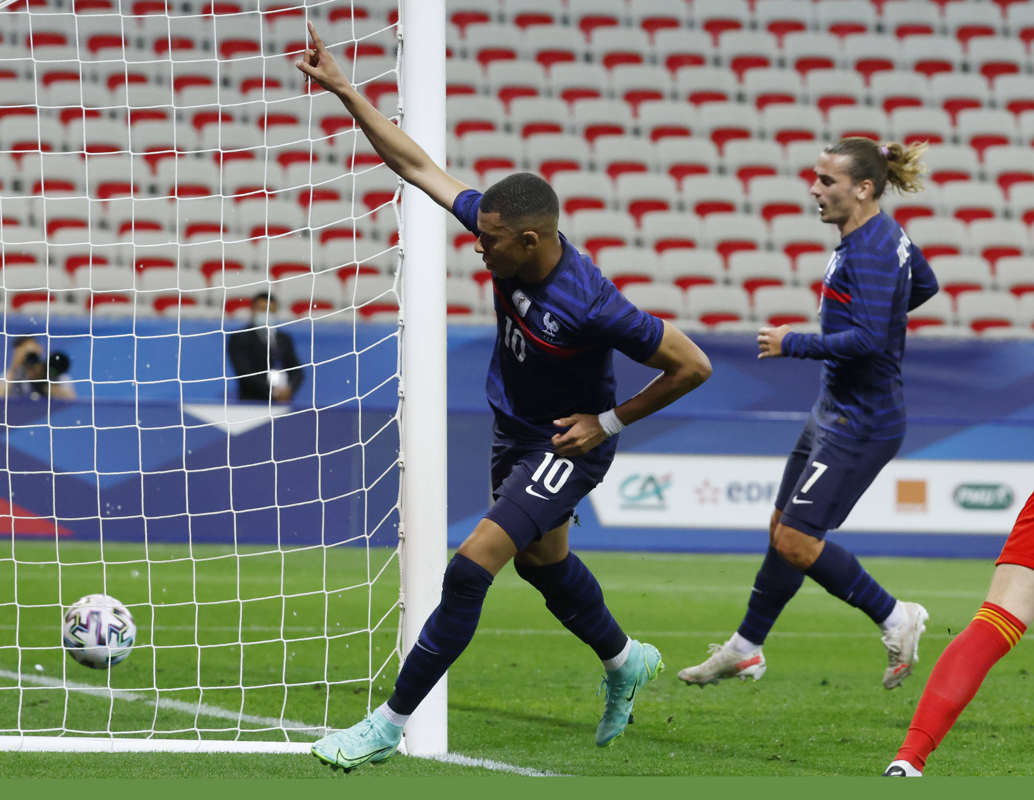 中超联赛总结：积分榜前三分析,（中超赛季回顾：积分榜前三队解析）