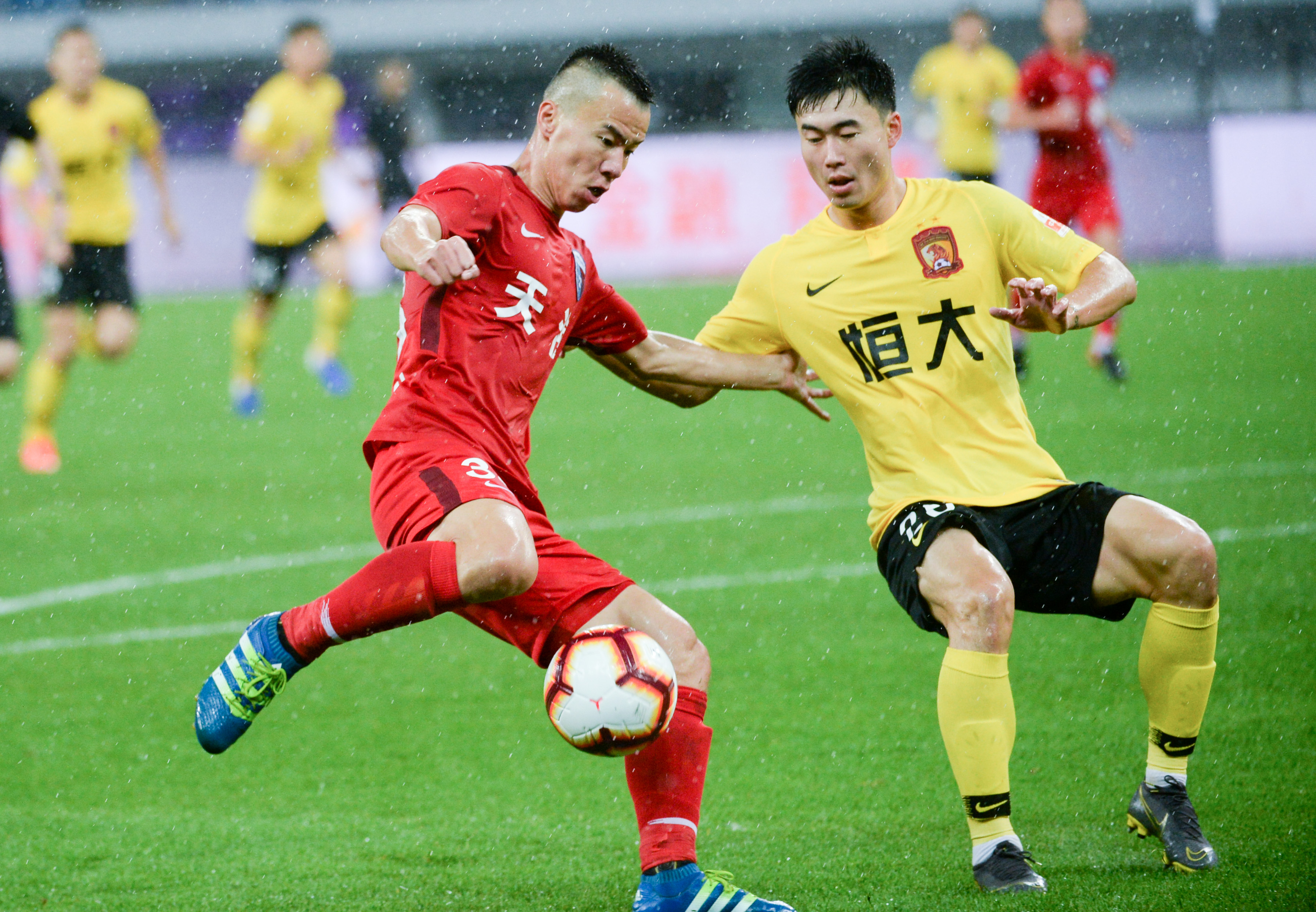 曼联后防连连犯错饱受批评（曼联防线失误不断，备受质疑）