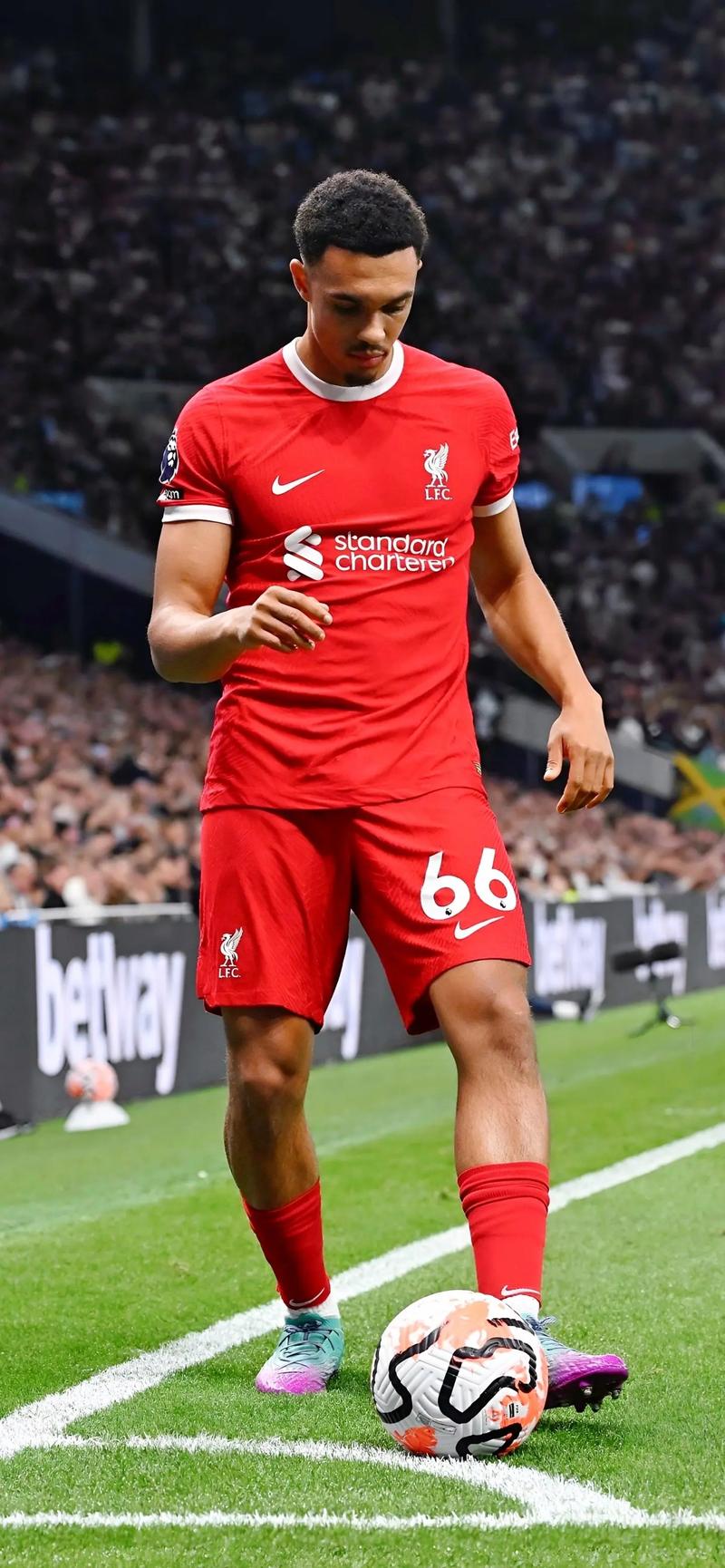 琼斯：我们一直都支持斯洛特，萨拉赫的情况轮不到我点评（琼斯：我们始终力挺斯洛特，萨拉赫的事不便置评）