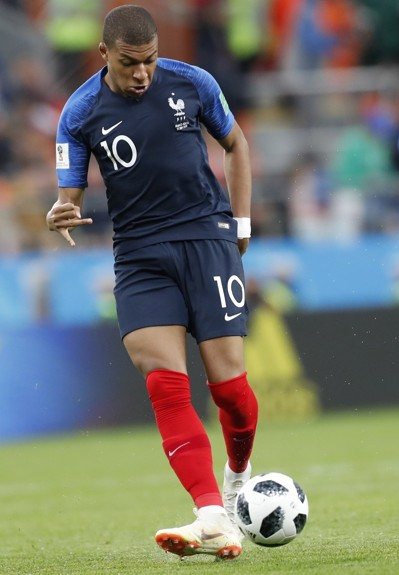 皇马官方：门迪右腿股二头肌肌肉受伤；据悉将缺阵至明年（皇马官宣：门迪右腿股二头肌受伤，预计缺阵至明年）