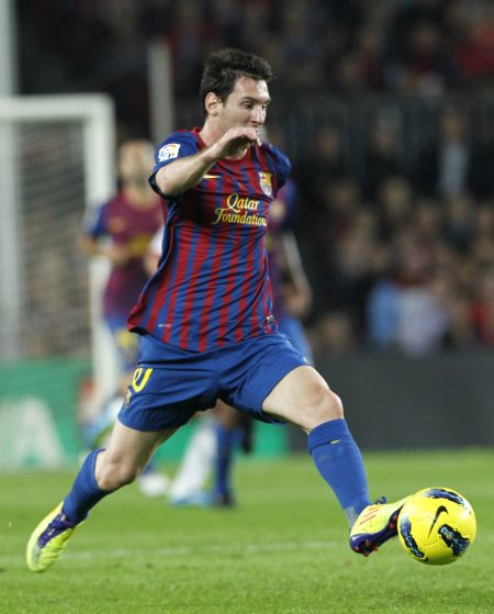 杨瀚森带女友赴美引发争议，好友崔永熙称其应专注篮球，网友支持其在球场表现。（杨瀚森携女友赴美惹热议，崔永熙建议专注篮球，网友力挺其场上表现）