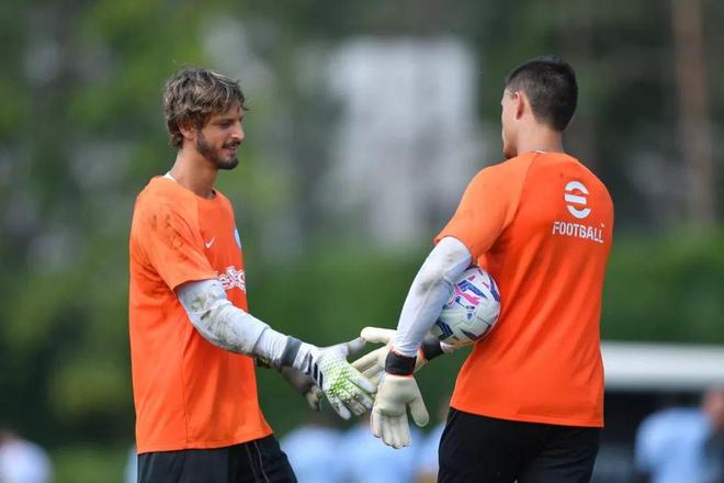 神锋！小蜜蜂前锋蒂亚戈再演梅开二度，联赛13场进11球