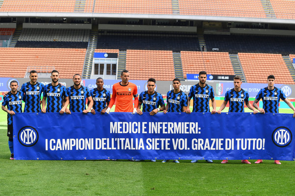 体坛：狼队想与徐彬签约4-5年，球员已搭乘航班前往英国（体坛：狼队拟与徐彬签4至5年长约，球员已乘机赴英）