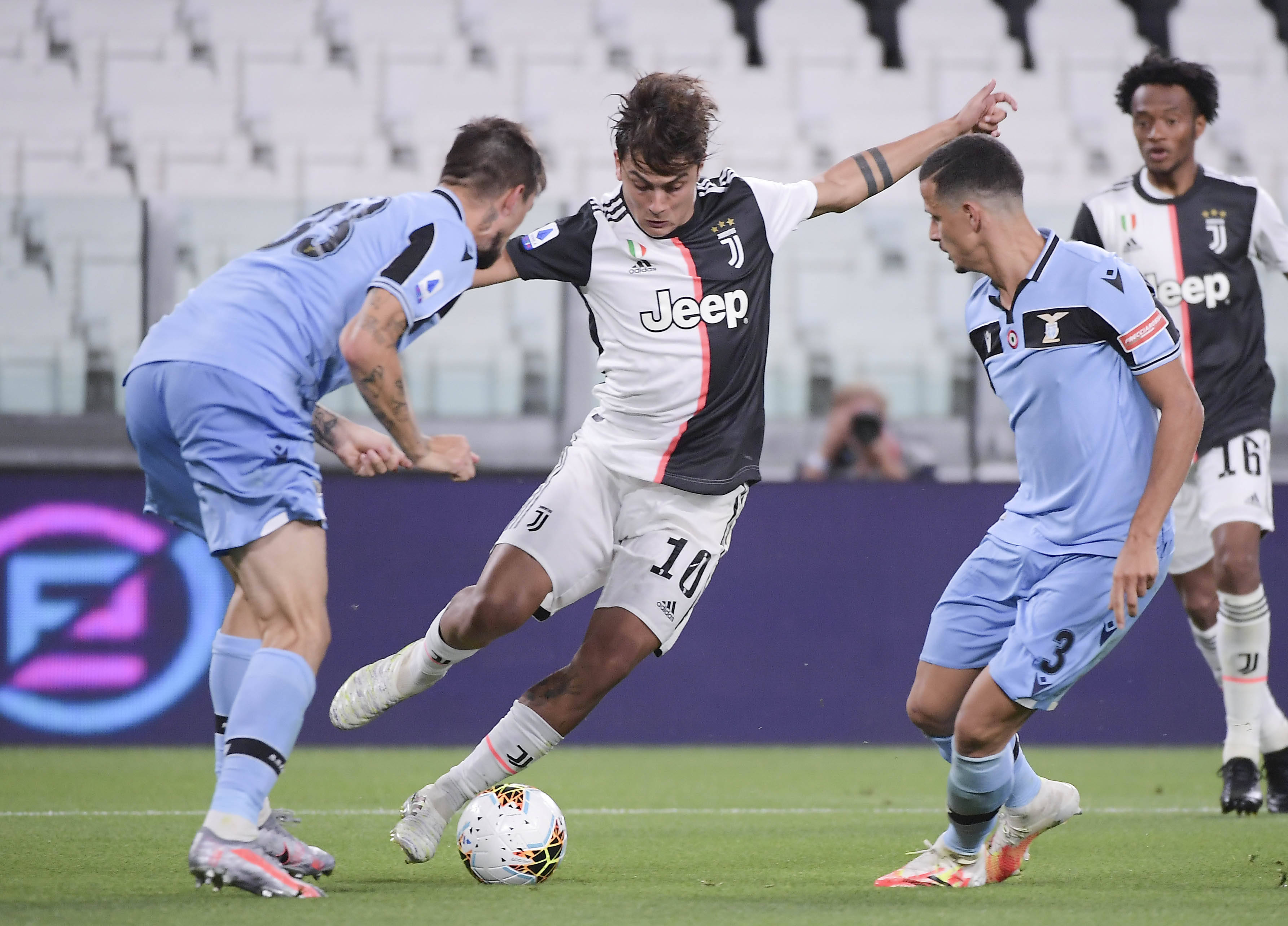 TA：皇马球星团队深度介入更衣室，阿隆索管理面临额外挑战（TA：皇马巨星身边团队深度干预更衣室，阿隆索执教管理遭遇额外考验）