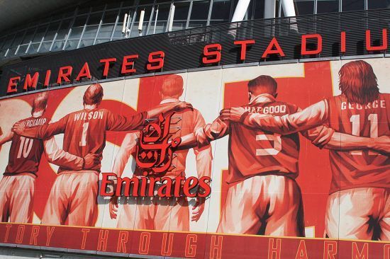 足球英超双红会爆发冲突，多人吃黄牌（英超双红会冲突升级，多人遭黄牌警告）