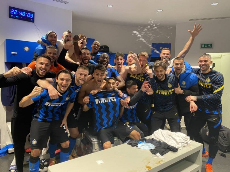 足球欧冠裁判组遭强烈质疑，争议球镜头热议不断（欧冠裁判组陷入争议风波，判罚画面引发热议）