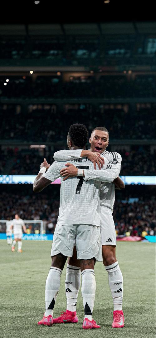 经纪人：莱万没有考虑过退役，但他的未来计划仍未有任何决定（莱万经纪人：未考虑退役，未来去向尚未敲定）