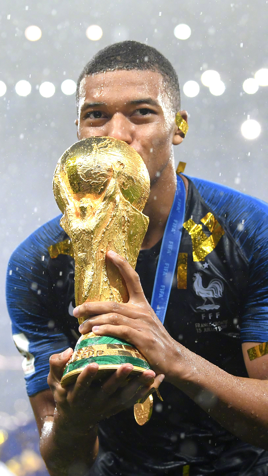 阿斯：巴萨本赛季球场外事务增多，弗里克比上赛季更加情绪化（阿斯：巴萨本季场外事务激增，弗里克较上季情绪起伏更大）